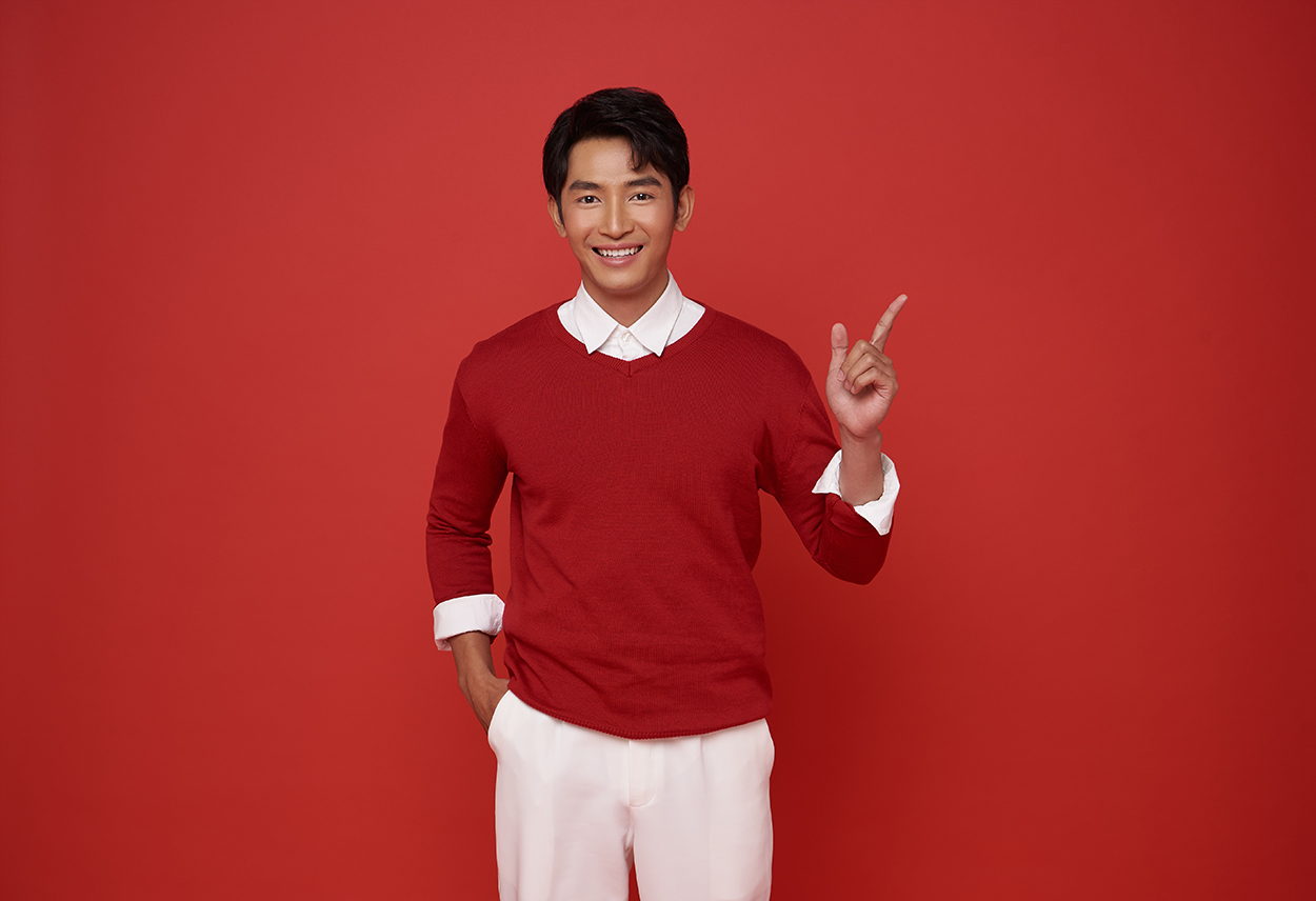 Hiker Style Verkaufsgeschäft -Hiker Style Verkaufsgeschäft portrait attractive young southeast asian man standing with pointing out present something